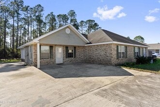 Building Photo - 904 Combel St