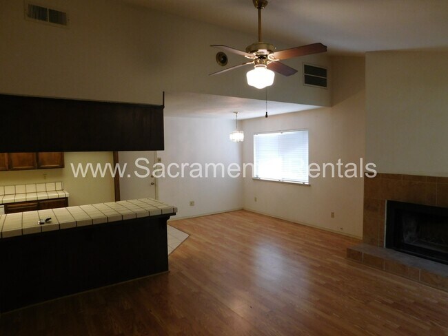Foto del edificio - Spacious 4bd/2ba Orangevale Home with 2 Ca...