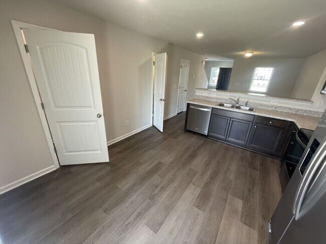 Foto del edificio - 2bd 2.5 Bathroom Townhome!