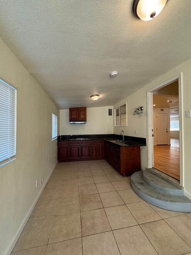 Building Photo - Great central location! Cute home with 3 m...