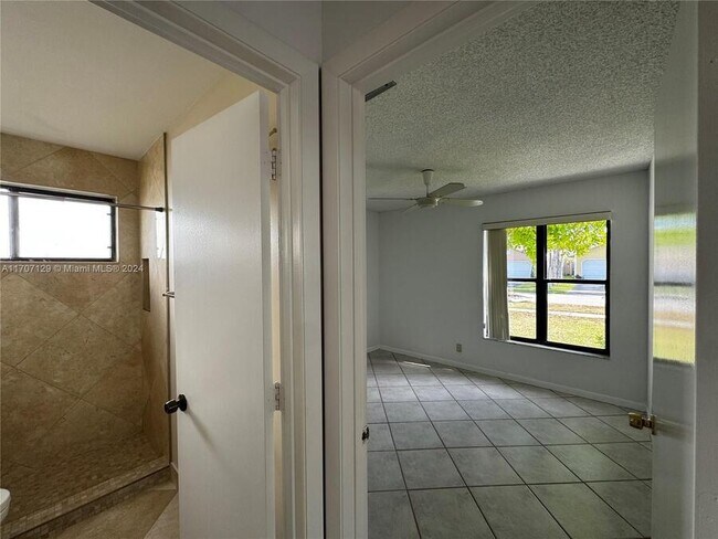 Foto del edificio - 3247 NW 102nd Terrace