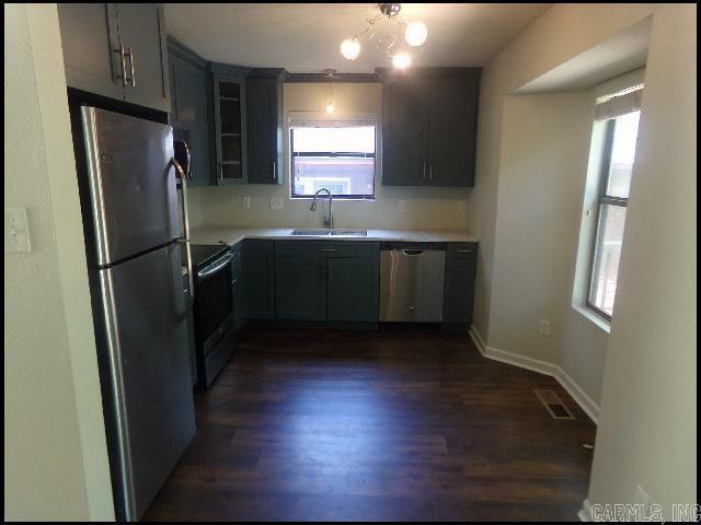Building Photo - 102 Pin Oak Cove