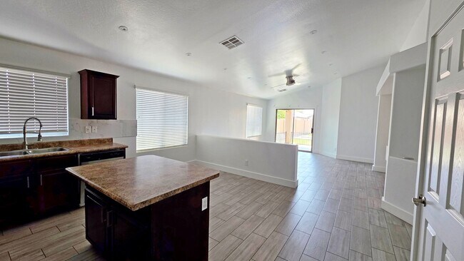 Foto del edificio - Upgraded 4 Bedroom 2 Bath in Grayson Square!