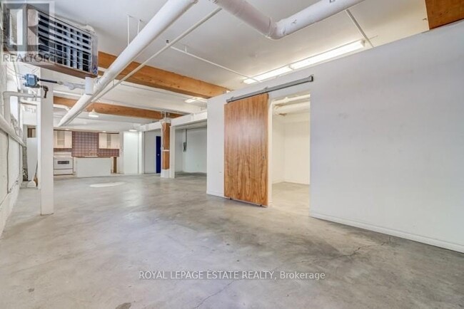 Building Photo - 535 Queen St E