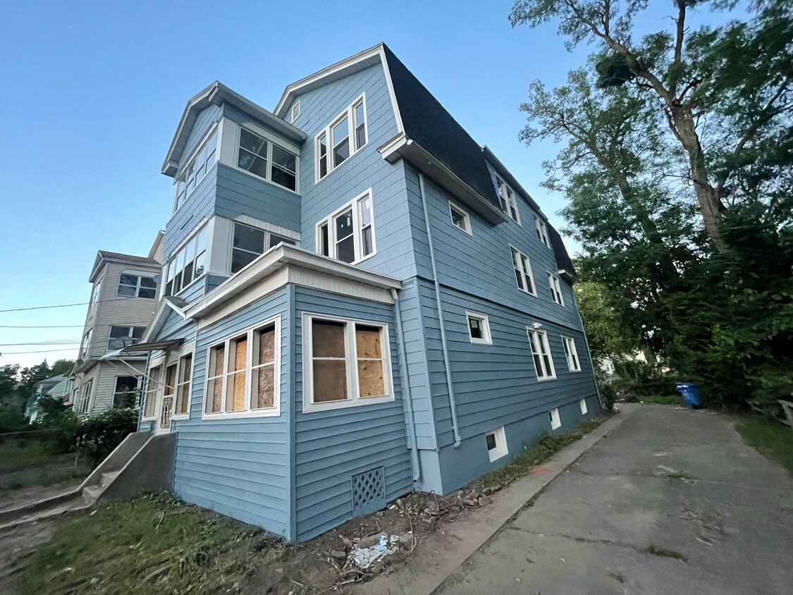 Building Photo - 292 Enfield St