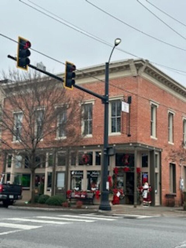 Building Photo - 100 N Main St