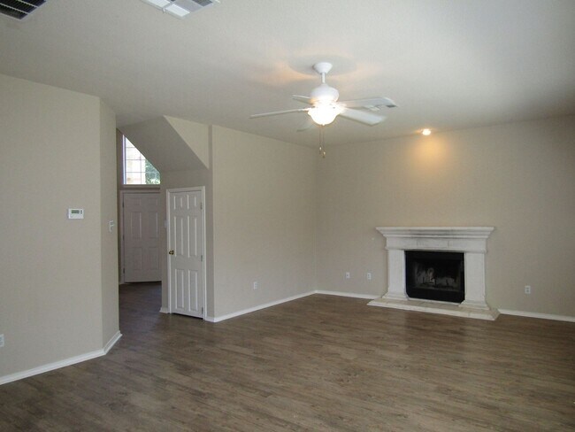 Foto del edificio - 593 Cullen Blvd