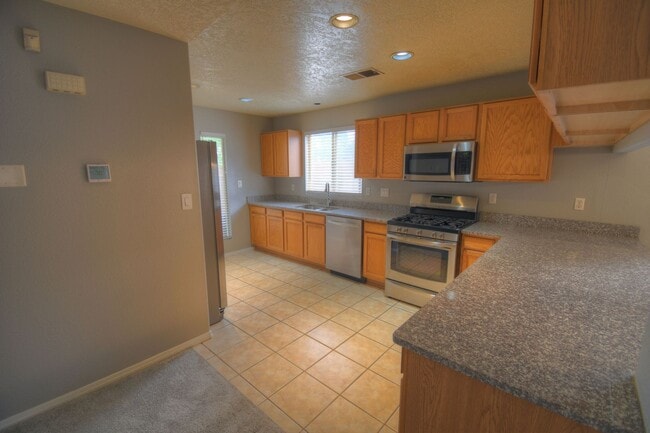 Building Photo - Adorable 2 Bedroom, 2 Bathroom, 2 Car Gara...