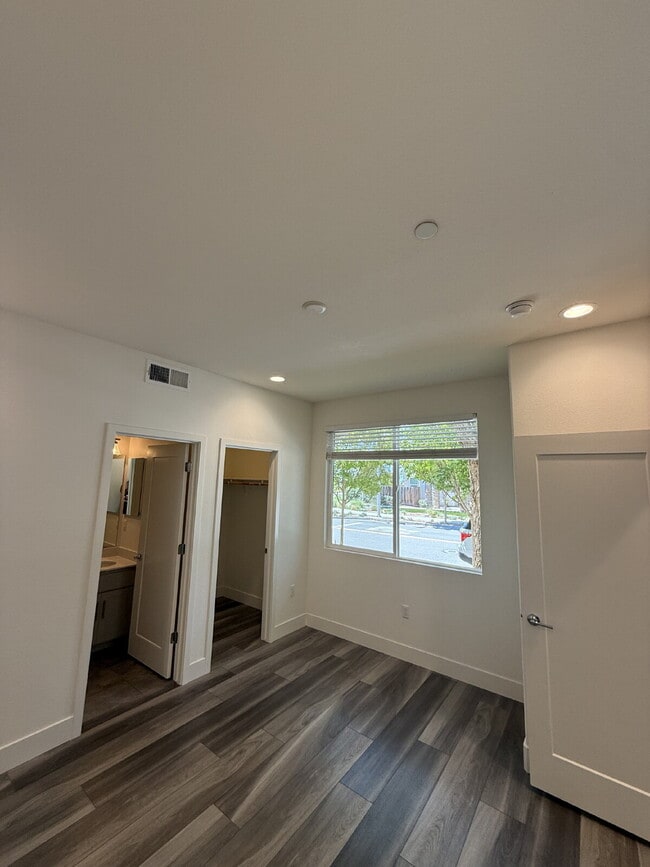 Building Photo - Bright & Spacious 3-Bedroom, 3.5-Bathroom Newark Home with Private Balcony
