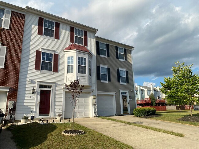 Building Photo - Stunning 3 BR/3 BA Townhome in Odenton!