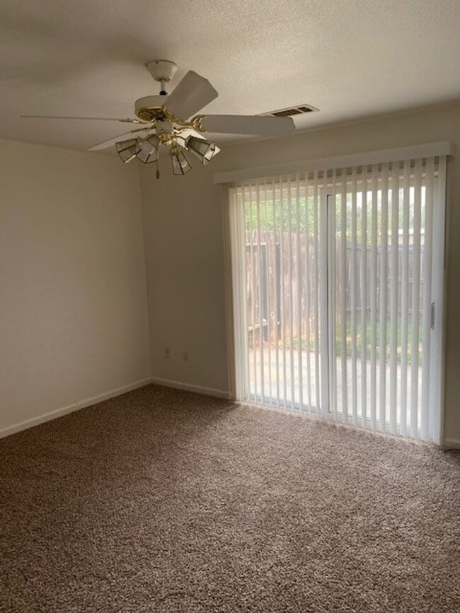 Foto del edificio - Spacious Duplex in S. Redding