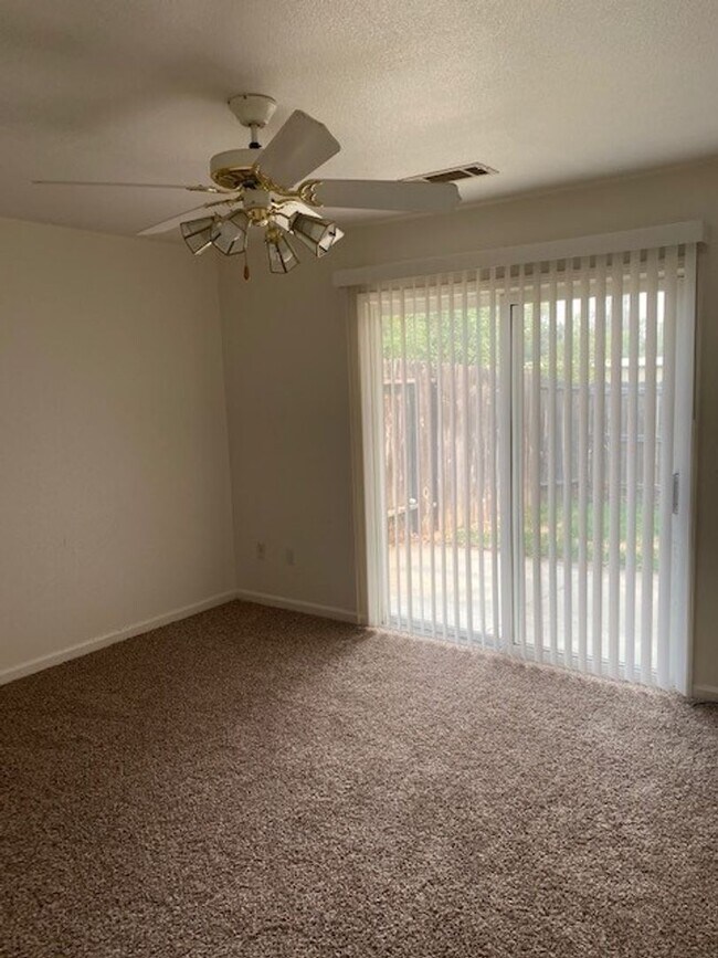 Building Photo - Spacious Duplex in S. Redding