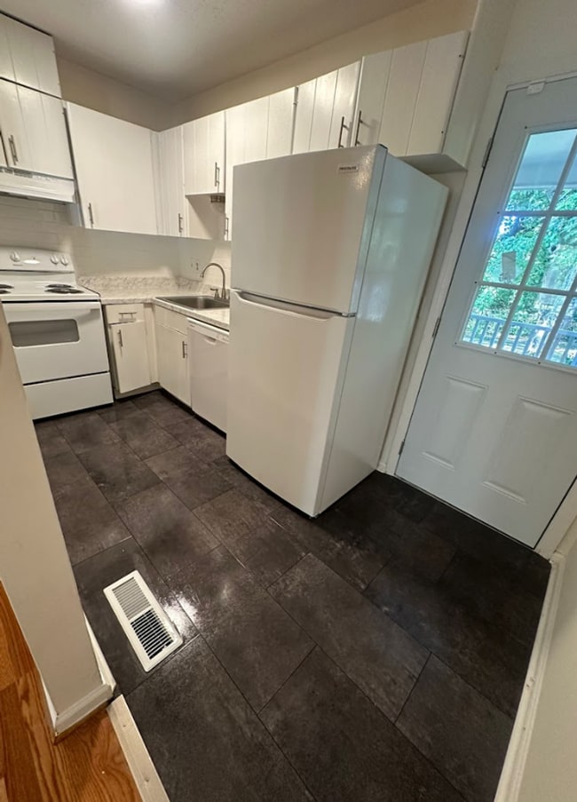 Building Photo - Renovated 2 bed 1.5 bath off Bonny Oaks