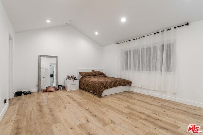 Foto del edificio - 20318 Blythe St