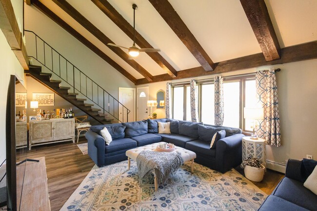 Building Photo - 5143 Venice Ave