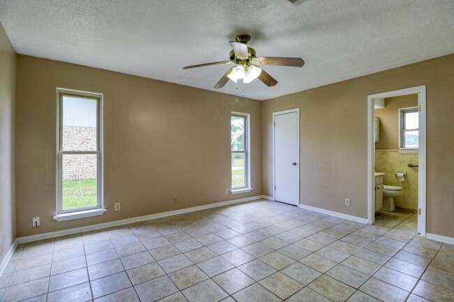 Building Photo - 301 Vanessa  Avenue
