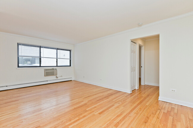Building Photo - 1022 W Catalpa Ave