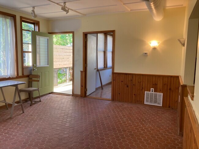Comedor - 1318 Maude Ave NE