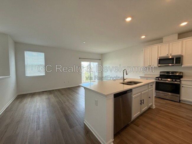 Building Photo - 249 Kingsport Dr