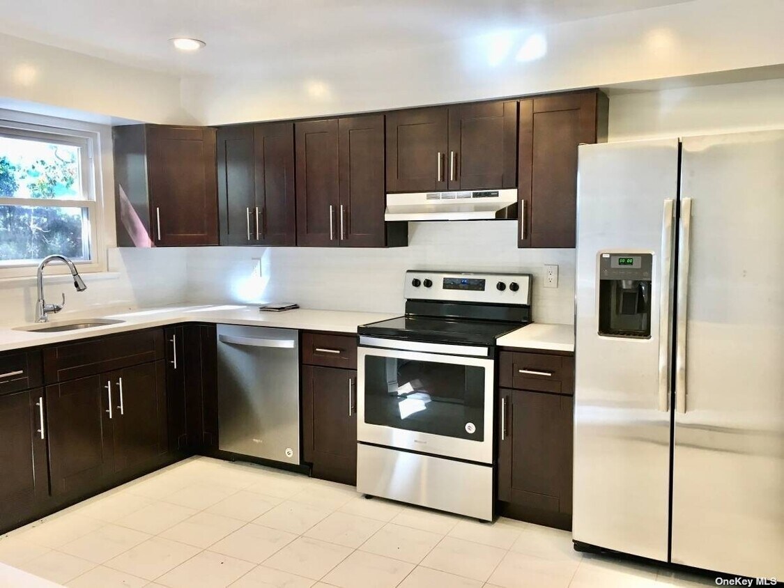 16 Cedar St, Syosset, NY 11791 House Rental in Syosset, NY