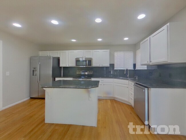 Foto del edificio - 301 Kingbird Cir