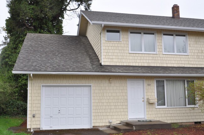 Building Photo - CLOSE TO OSU - 3 bed 1.5 bath duplex, with...