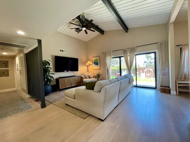 Building Photo - Gorgeous Mid century Modern home in San Ca...