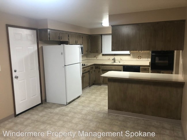 Building Photo - 5 br, 3 bath House - 6 E. Regina