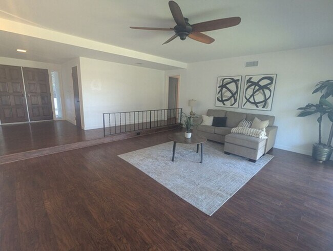 Foto del edificio - 3 Bed - 2 Bath House with Solar & Mountain...