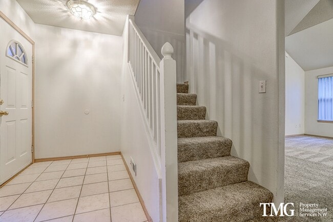 Building Photo - Peaceful 2-bedroom, 2 bath Townhome in thi...