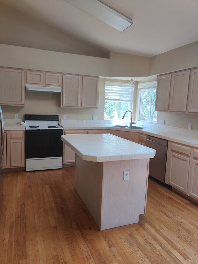 Foto del edificio - Beautiful 4 Bedroom Ranch Style Home Avail...