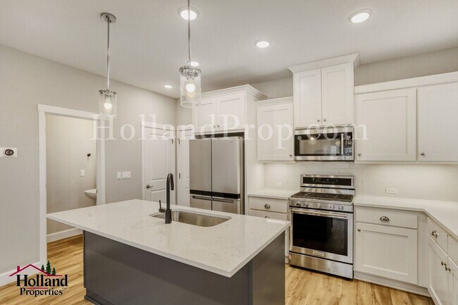 Building Photo - Warm, Welcoming Home With Modern Comforts Waiting for you! NOW at a SUPER PRICE of $2,695 plus a ...