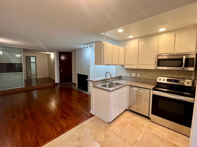 Foto del edificio - 659 S Cloverdale Ave