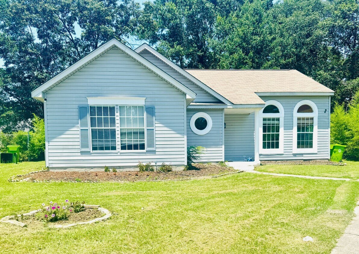Primary Photo - NE columbia! 3/2 home will not last long!