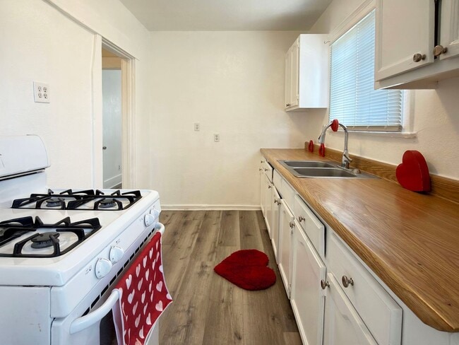 Foto del edificio - **519 E 17th St Long Beach** Upstairs 2 bedroom 1 bath** 2 weeks free OAC**