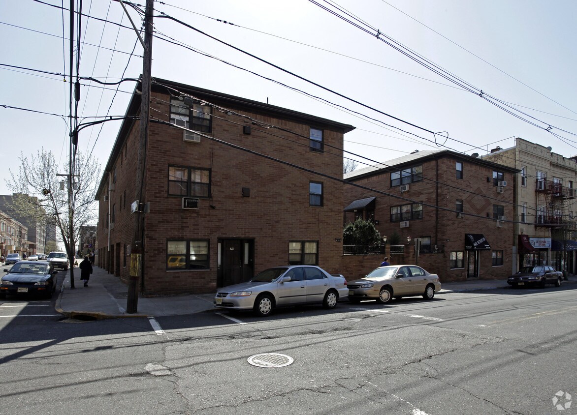 Building Photo - 6508 Broadway