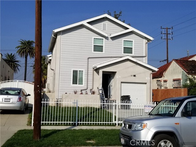 Foto principal - 755 E 84th Pl