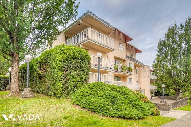 Photo du bâtiment - Sparwood 1 Bed Apartment Rental 204-975 E ...
