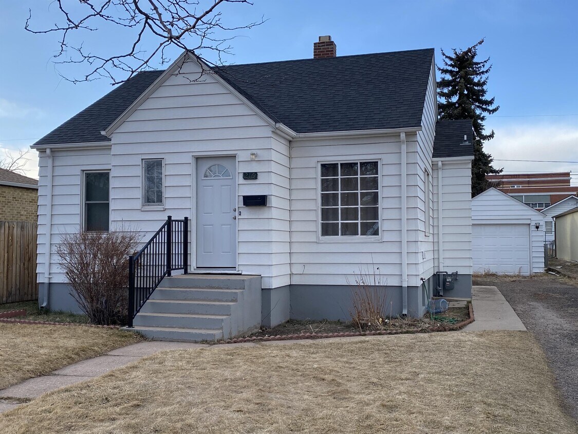 Primary Photo - 216 E 6th St