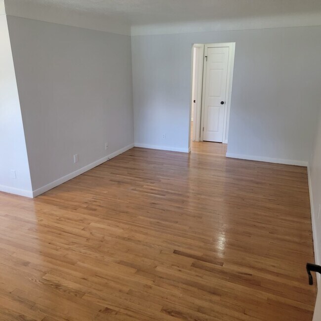 Building Photo - 2822 Kingman Blvd
