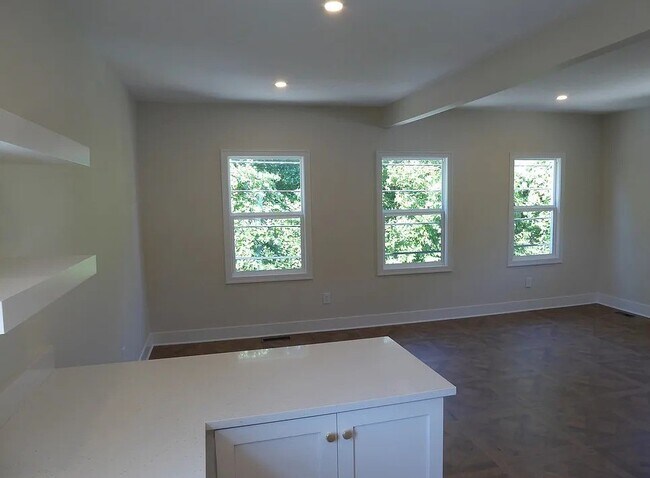 Foto del edificio - 2493 Thurman Ave