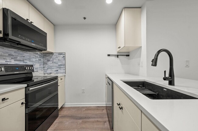 Building Photo - 102 Christopher Columbus Dr