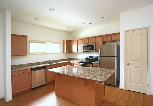 Granite countertops and designer kitchens - The Gardens on Timberlake