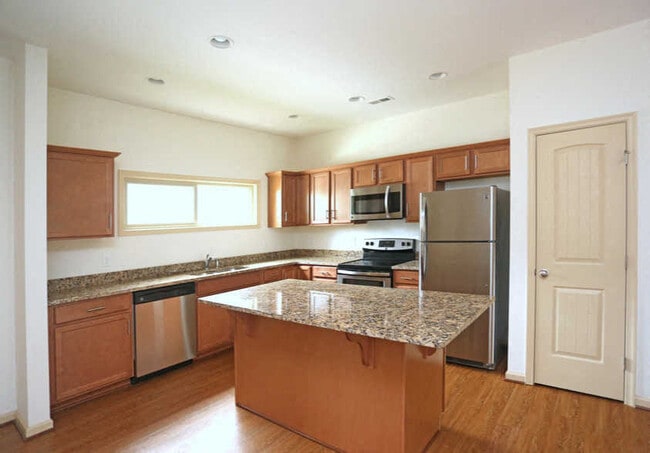 Granite countertops and designer kitchens - The Gardens on Timberlake