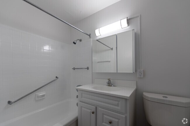 1 chambre, 1 salle de bain - Salle de bain - The Village Squire Apartments