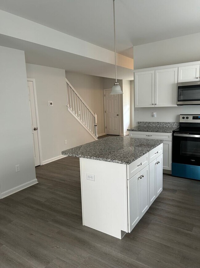 Foto del edificio - Like new 3 bedroom 2.5 bath townhouse