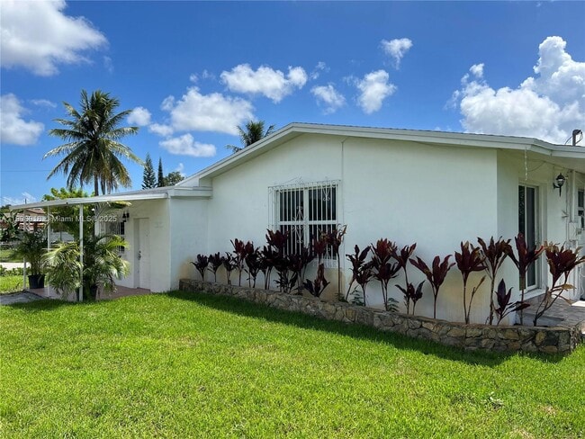 Building Photo - 1600 SW 71st Ct