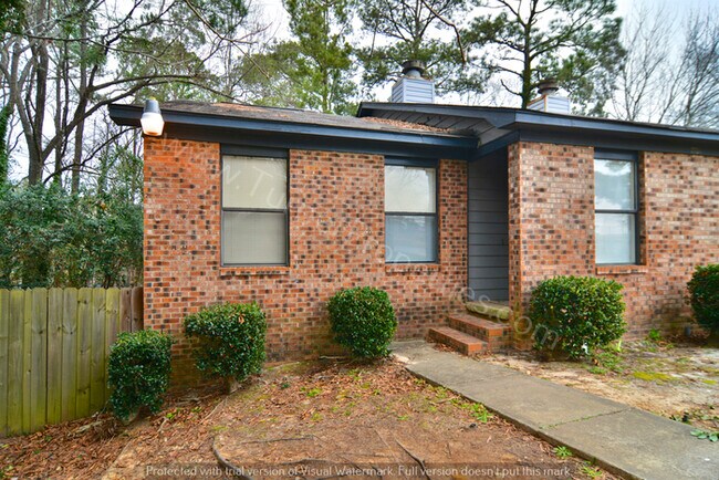 Building Photo - Neat 2 BR Duplex w/ Balcony & Fenced Yard