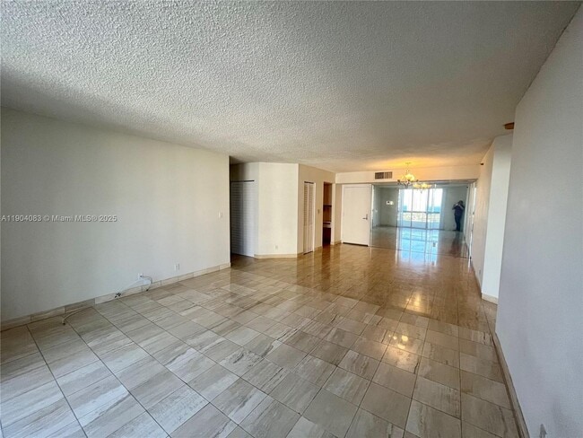 Foto del edificio - 3600 Mystic Pointe Dr