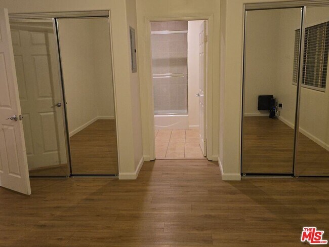 Foto del edificio - 17144 Chatsworth St